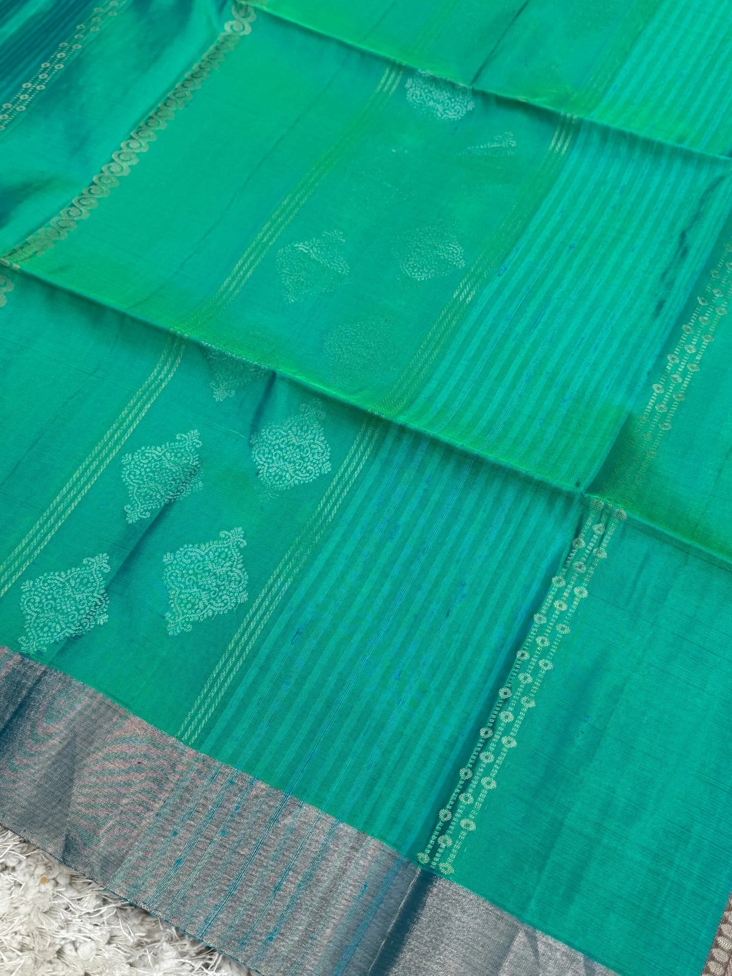 Handloom KANJIVARAM PURE SOFT SILK SAREE WITH ELEGANT BORDERS – Rama Green with Orange/Pink dual tone
