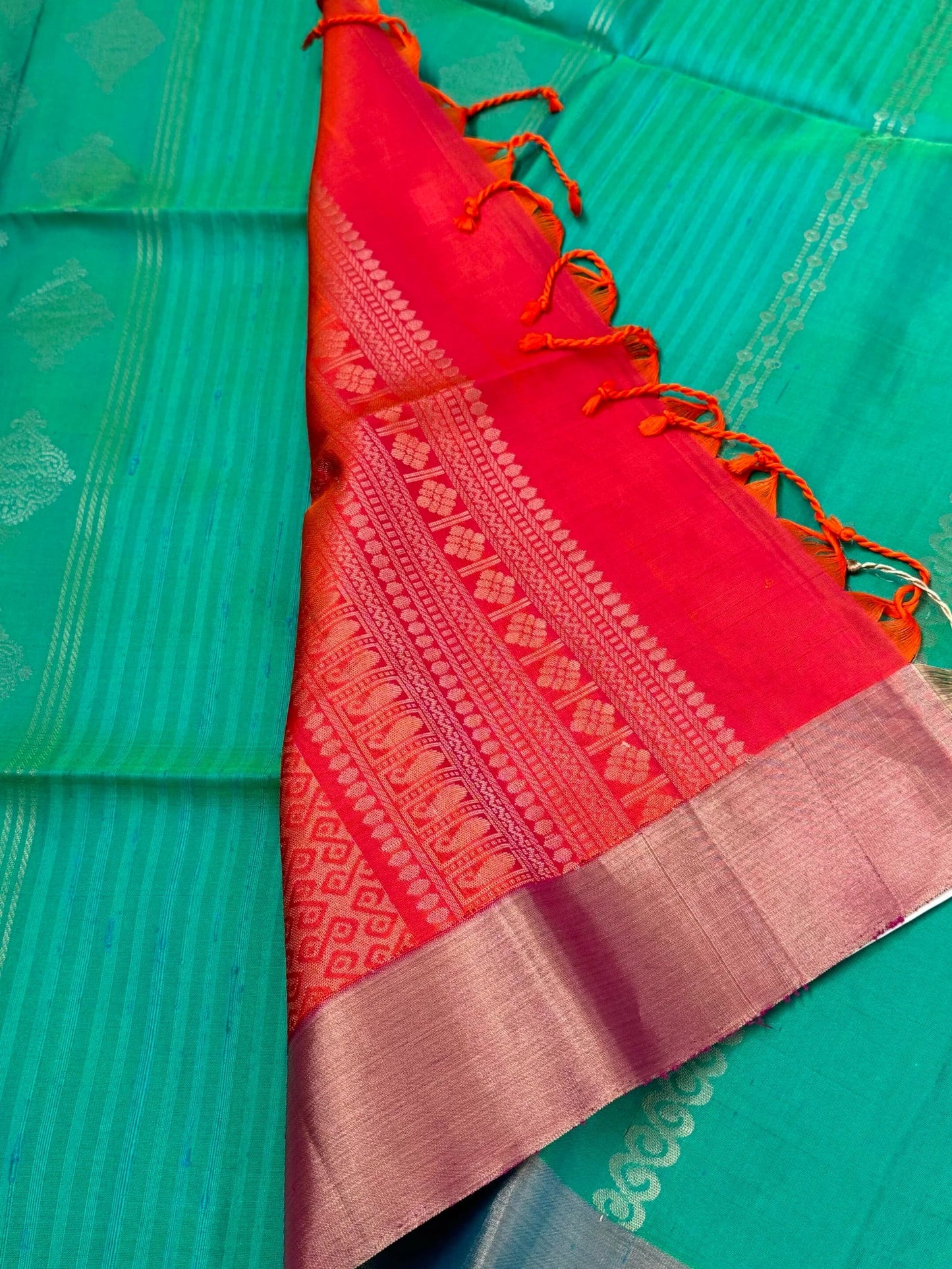 Handloom KANJIVARAM PURE SOFT SILK SAREE WITH ELEGANT BORDERS – Rama Green with Orange/Pink dual tone