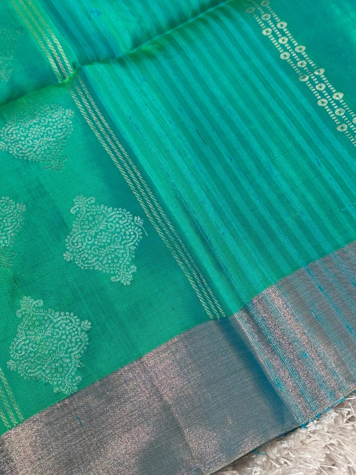 Handloom KANJIVARAM PURE SOFT SILK SAREE WITH ELEGANT BORDERS – Rama Green with Orange/Pink dual tone