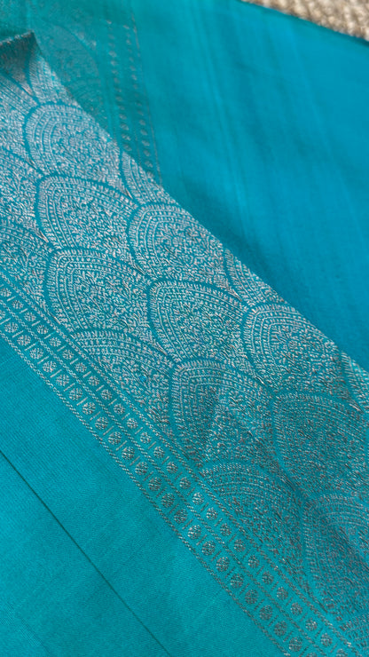 Pure Kanjivaram Soft Silk  Borderless Saree – Copper Sulphate Blue with Dual Tone Pallu