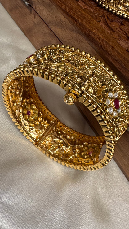 Antique gold plated Kundan Bangle Set