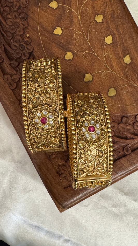 Antique gold plated Kundan Bangle Set