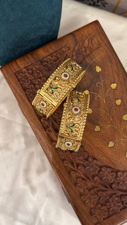 Antique gold plated Kundan Bangle set