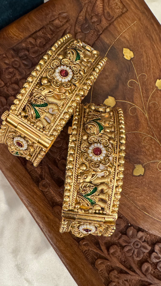 Antique gold plated Kundan Bangle set