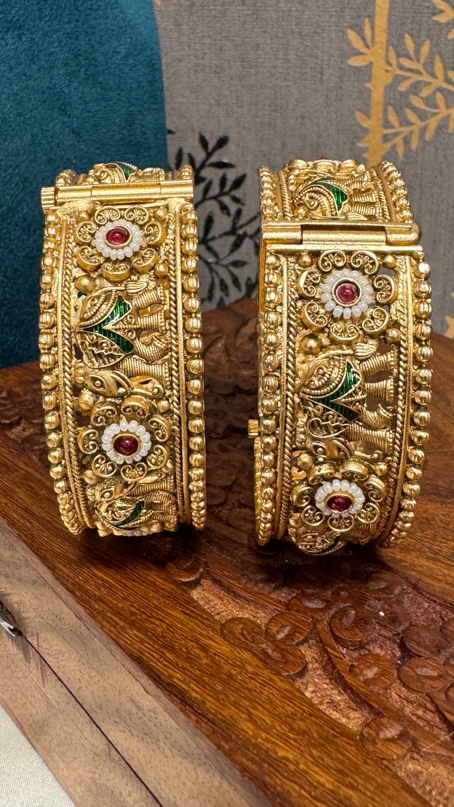 Antique gold plated Kundan Bangle set