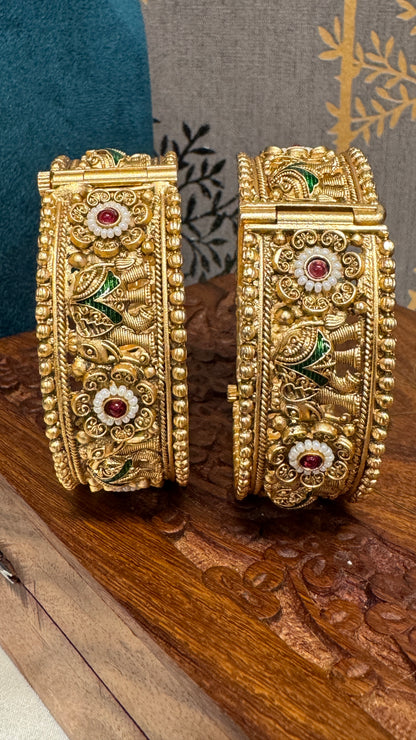 Antique gold plated Kundan Bangle set
