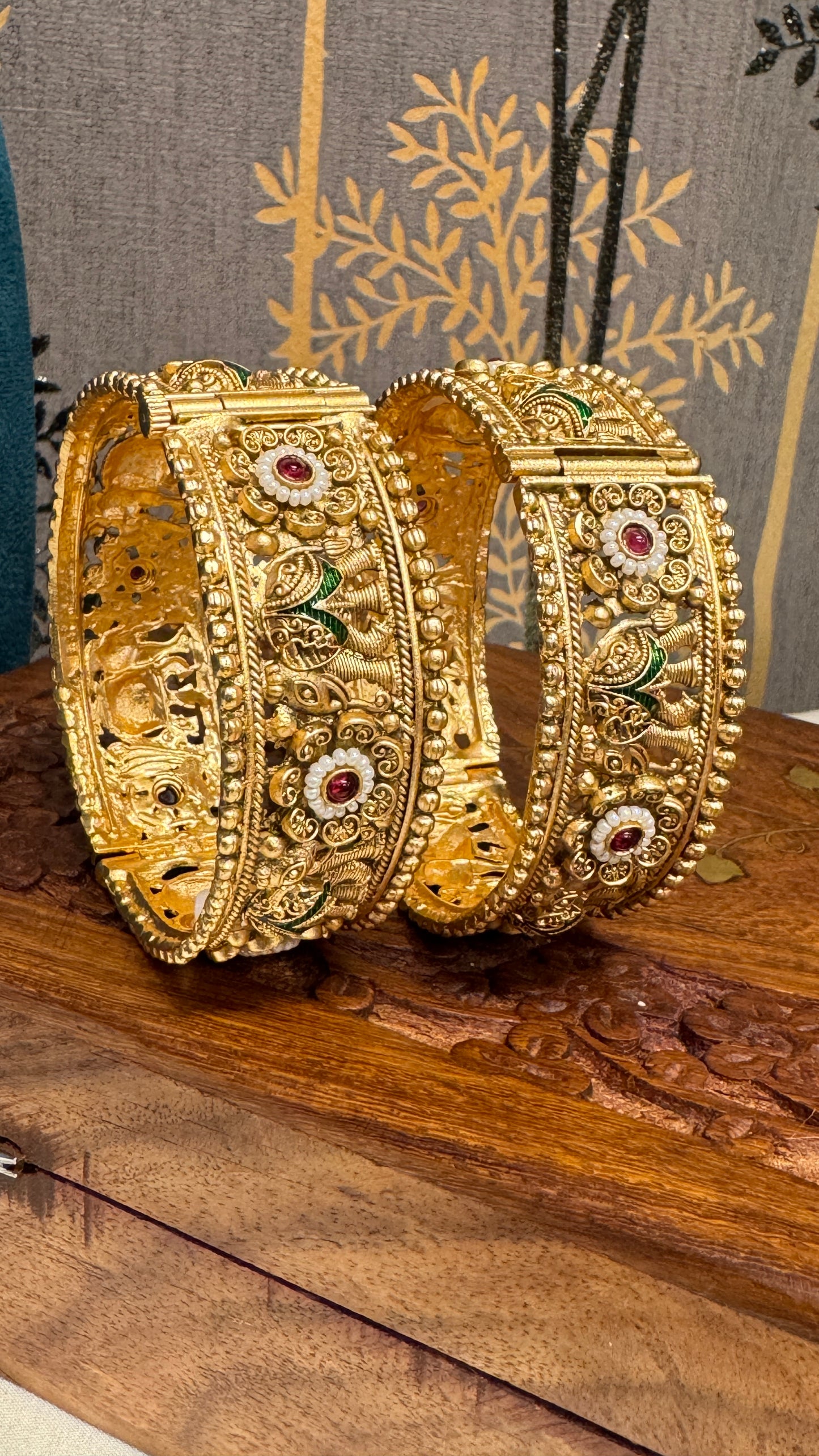 Antique gold plated Kundan Bangle set