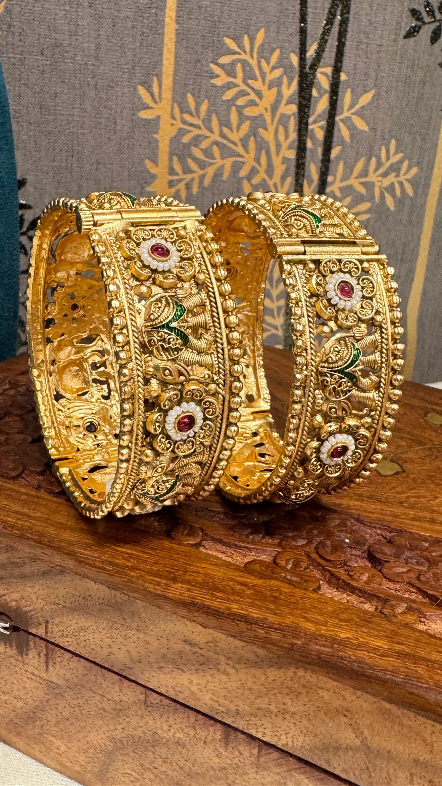 Antique gold plated Kundan Bangle set