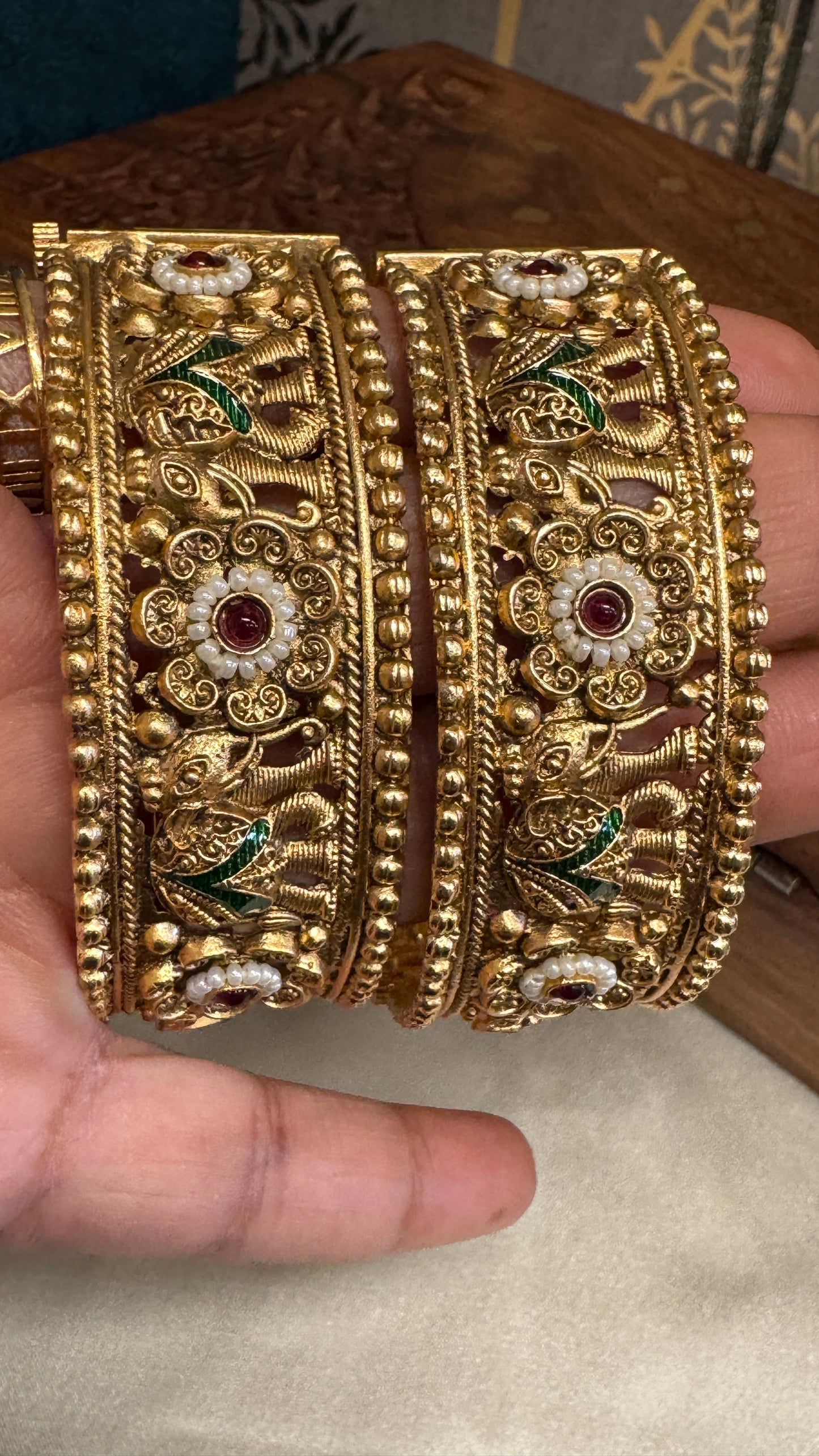 Antique gold plated Kundan Bangle set