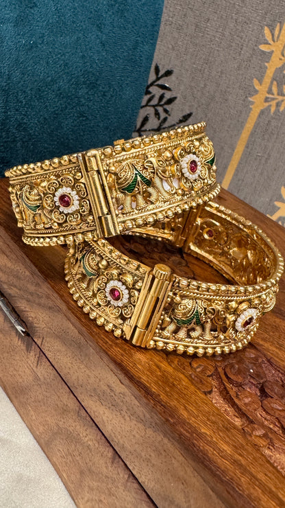 Antique gold plated Kundan Bangle set