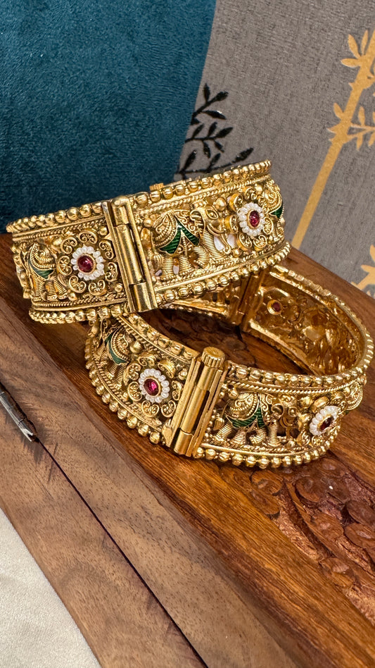 Antique gold plated Kundan Bangle set