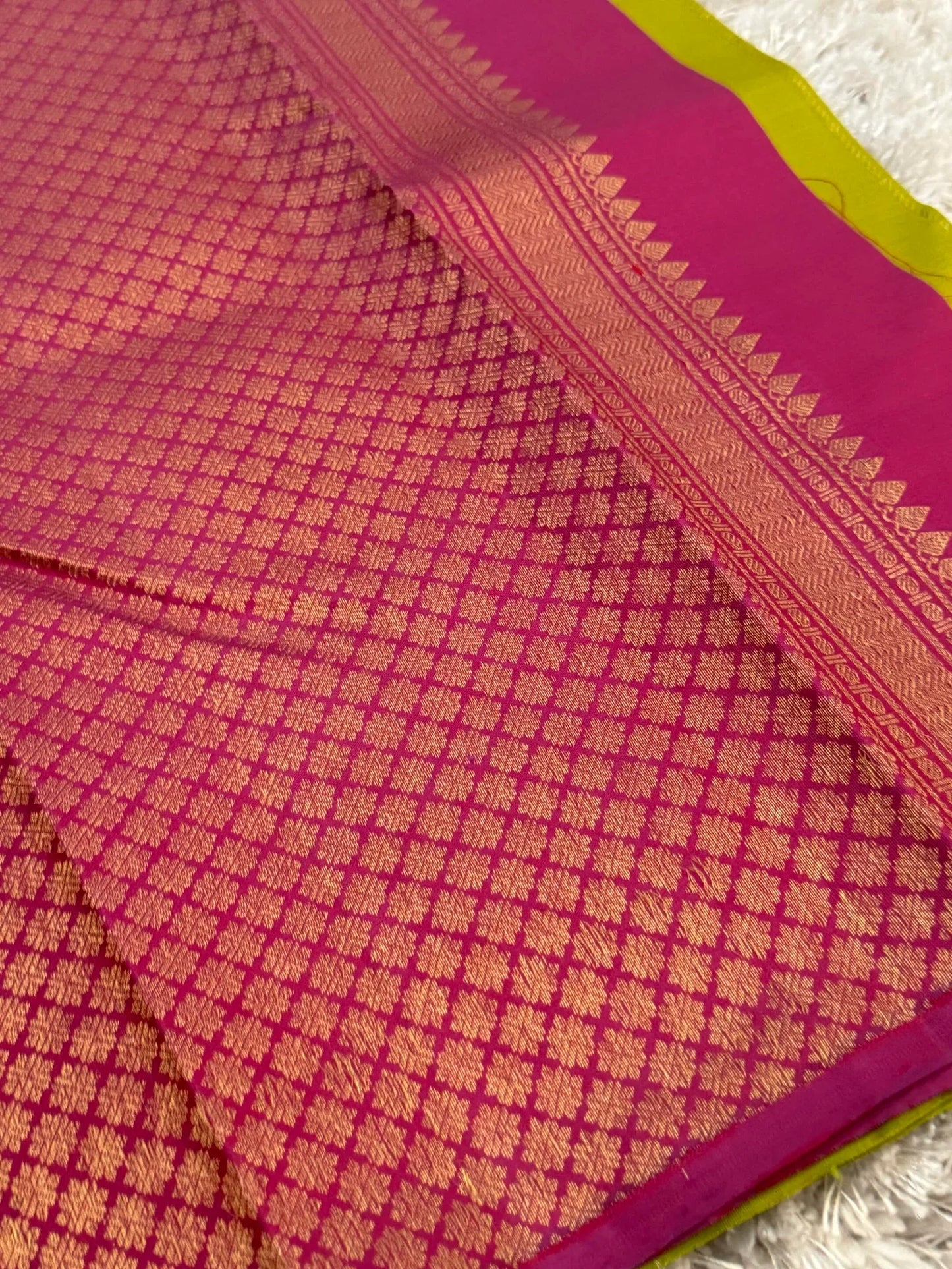 KANJIVARAM PURE SILK BORDERLESS SAREE – PARROT GREEN WITH MAGENTA PALLU