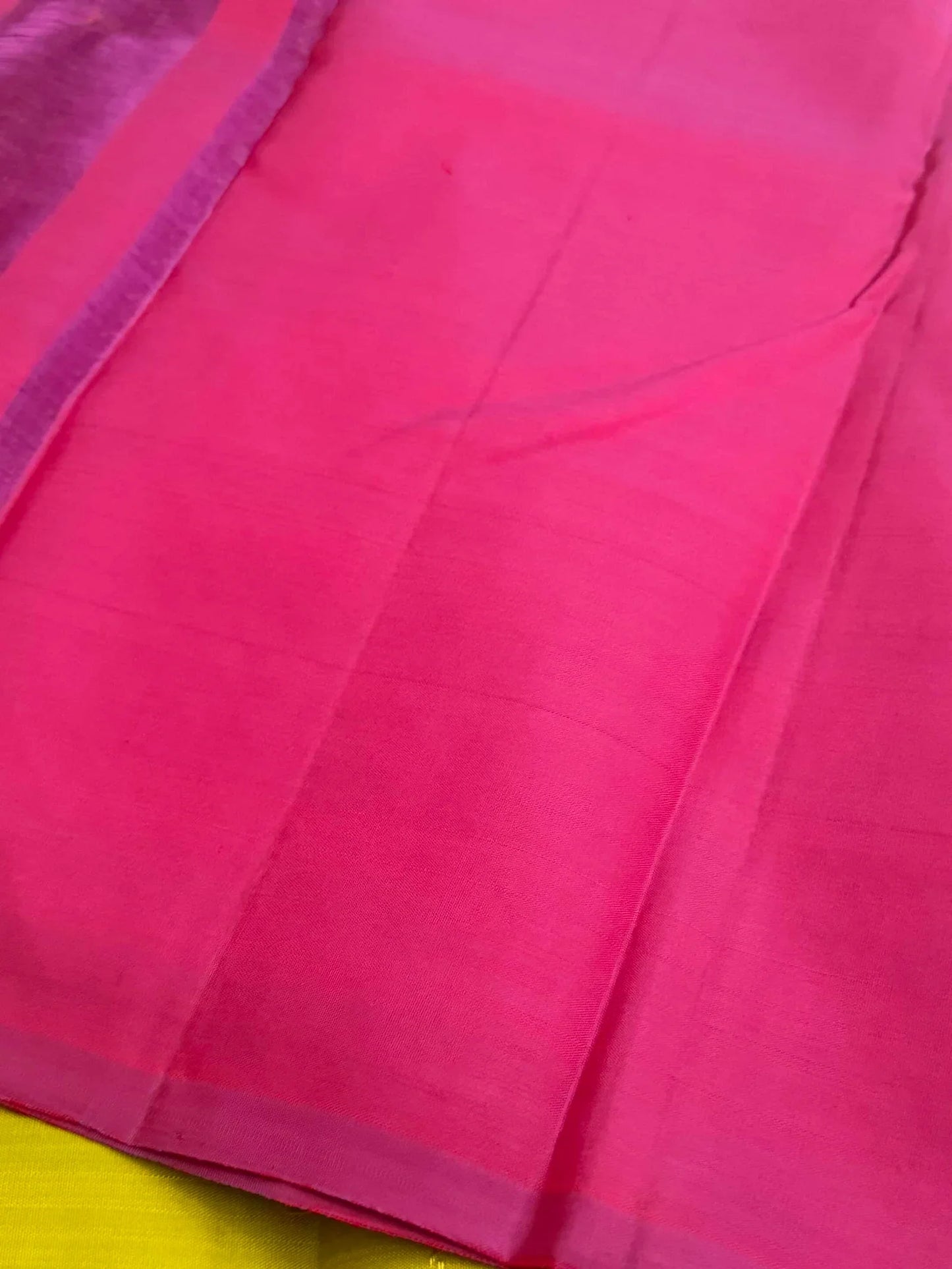 KANJIVARAM PURE SILK BORDERLESS SAREE – PARROT GREEN WITH MAGENTA PALLU