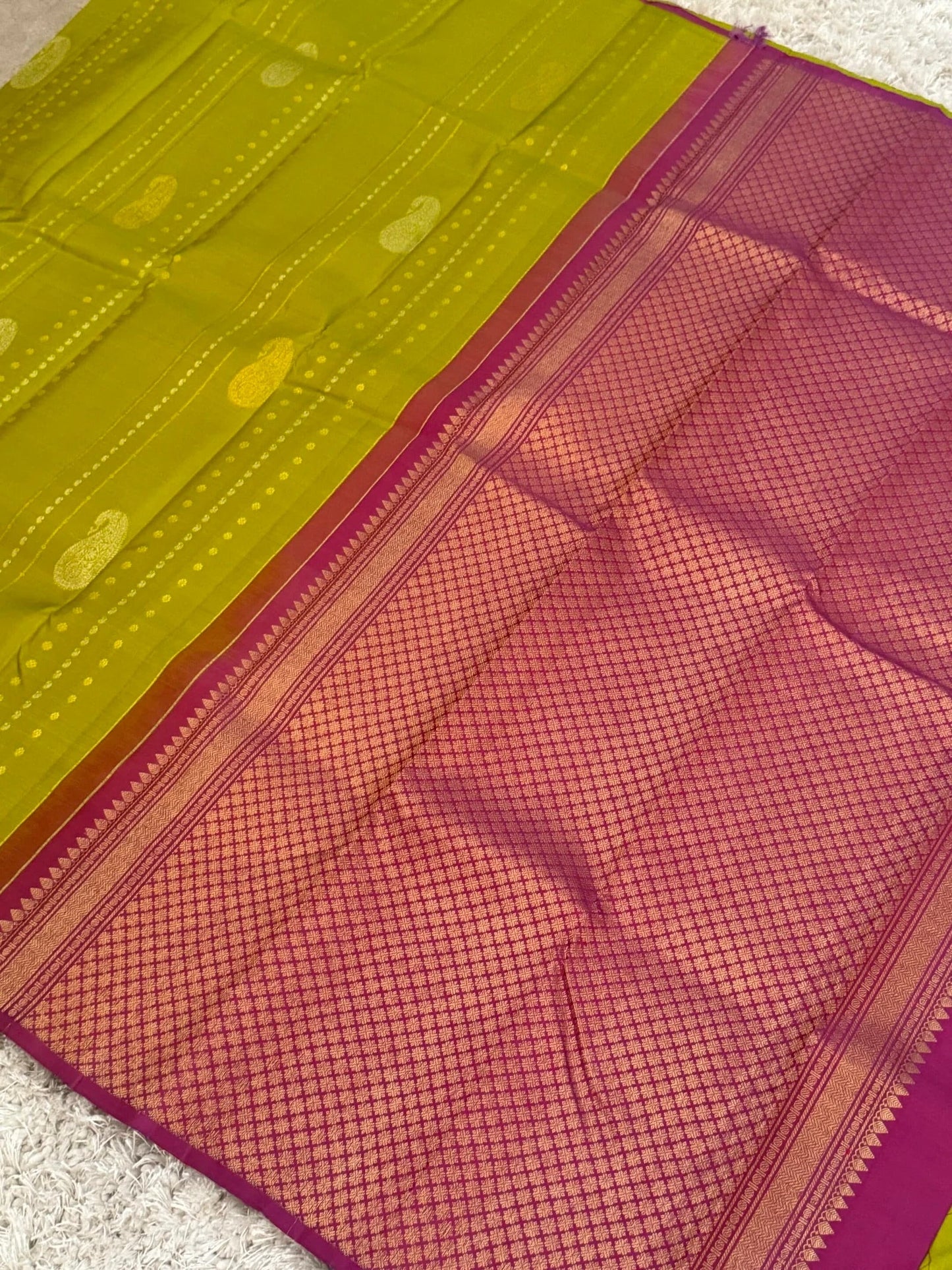 KANJIVARAM PURE SILK BORDERLESS SAREE – PARROT GREEN WITH MAGENTA PALLU