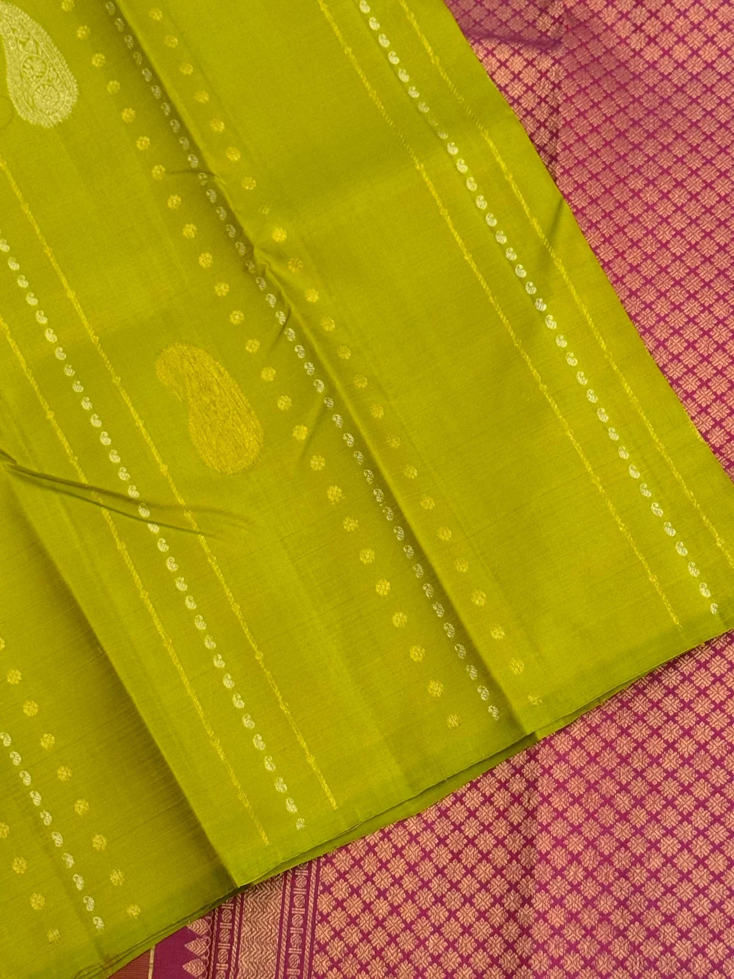 KANJIVARAM PURE SILK BORDERLESS SAREE – PARROT GREEN WITH MAGENTA PALLU