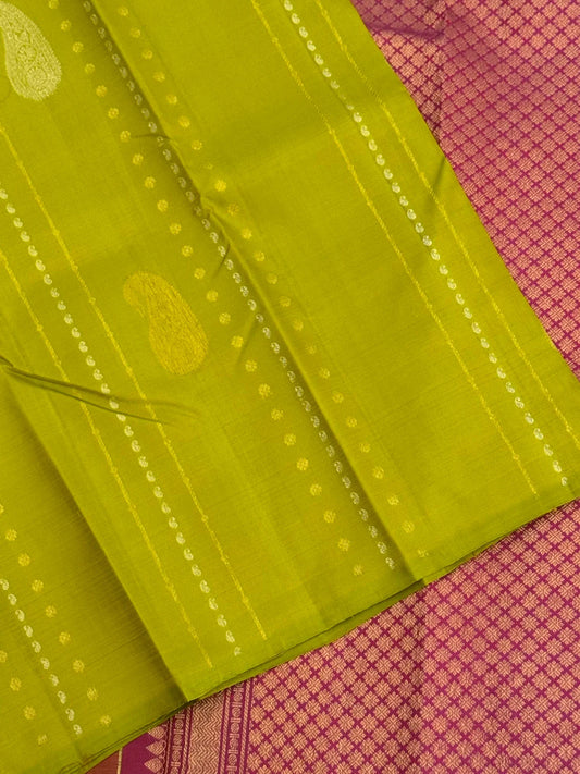 KANJIVARAM PURE SILK BORDERLESS SAREE – PARROT GREEN WITH MAGENTA PALLU