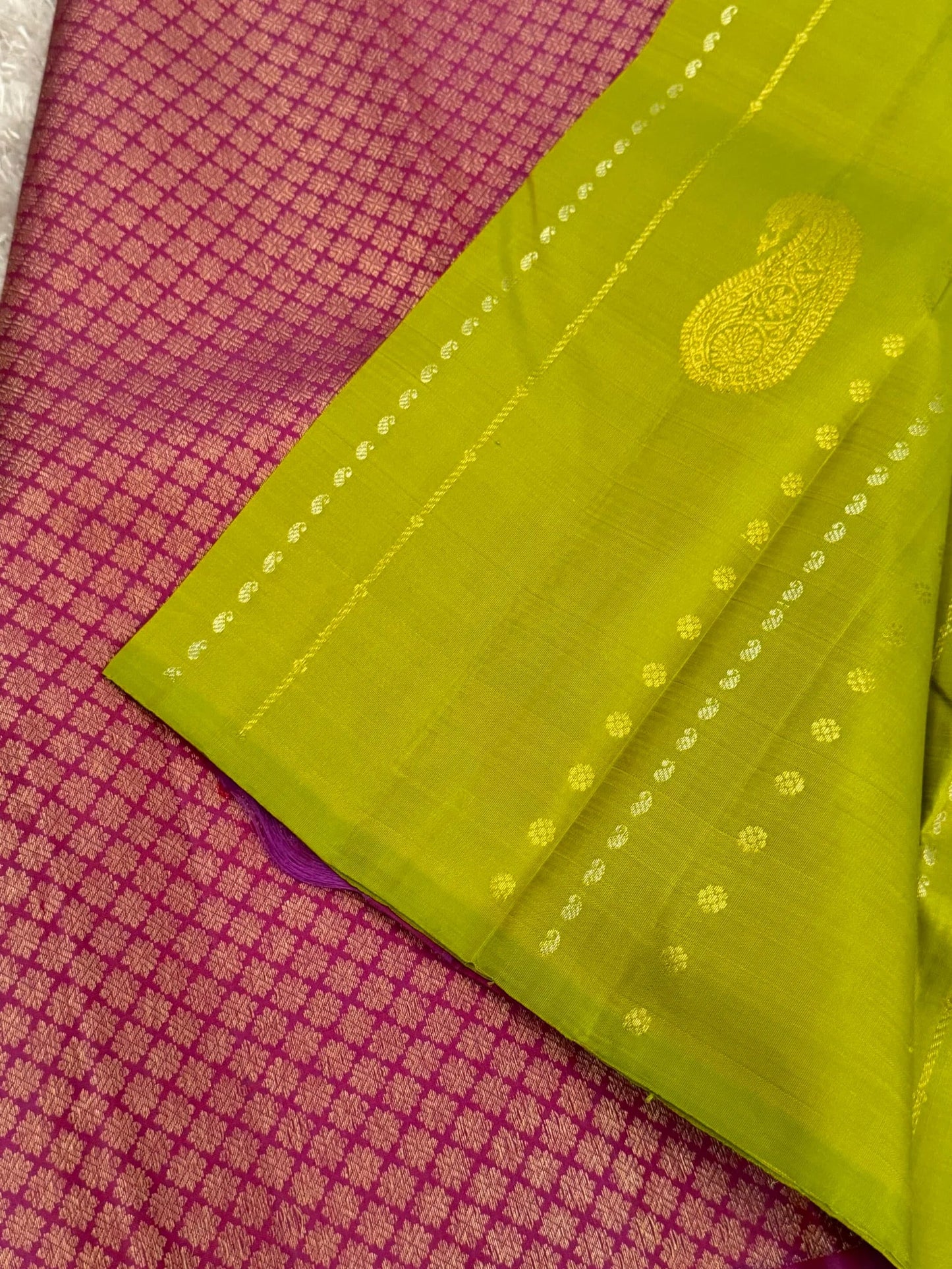 KANJIVARAM PURE SILK BORDERLESS SAREE – PARROT GREEN WITH MAGENTA PALLU