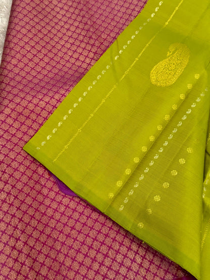 KANJIVARAM PURE SILK BORDERLESS SAREE – PARROT GREEN WITH MAGENTA PALLU
