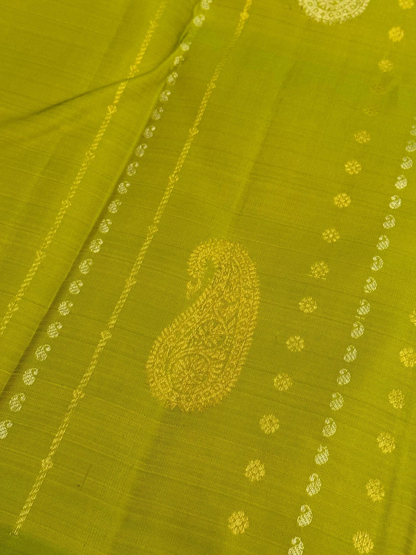 KANJIVARAM PURE SILK BORDERLESS SAREE – PARROT GREEN WITH MAGENTA PALLU