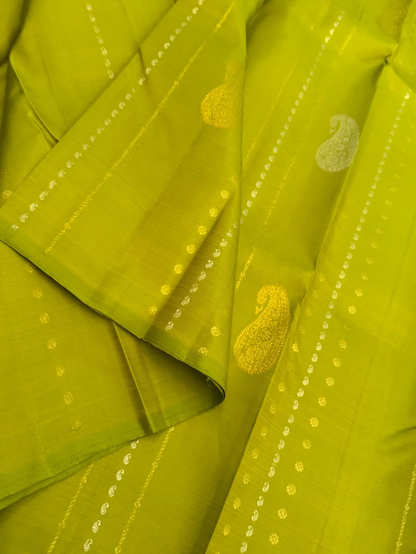 KANJIVARAM PURE SILK BORDERLESS SAREE – PARROT GREEN WITH MAGENTA PALLU