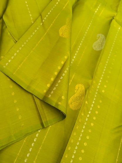 KANJIVARAM PURE SILK BORDERLESS SAREE – PARROT GREEN WITH MAGENTA PALLU
