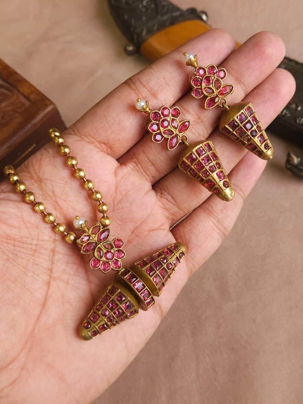 Long pendant necklace in gold tone - Ruby