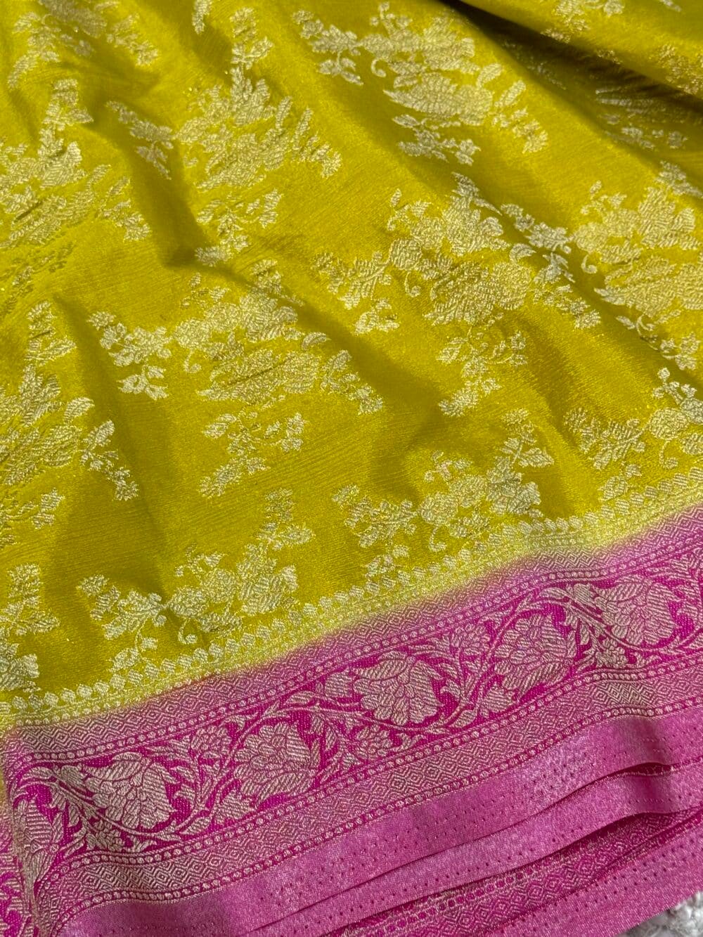 Georgette Silk Crushed Banarasi Saree - Mehendi Green With Pink Border