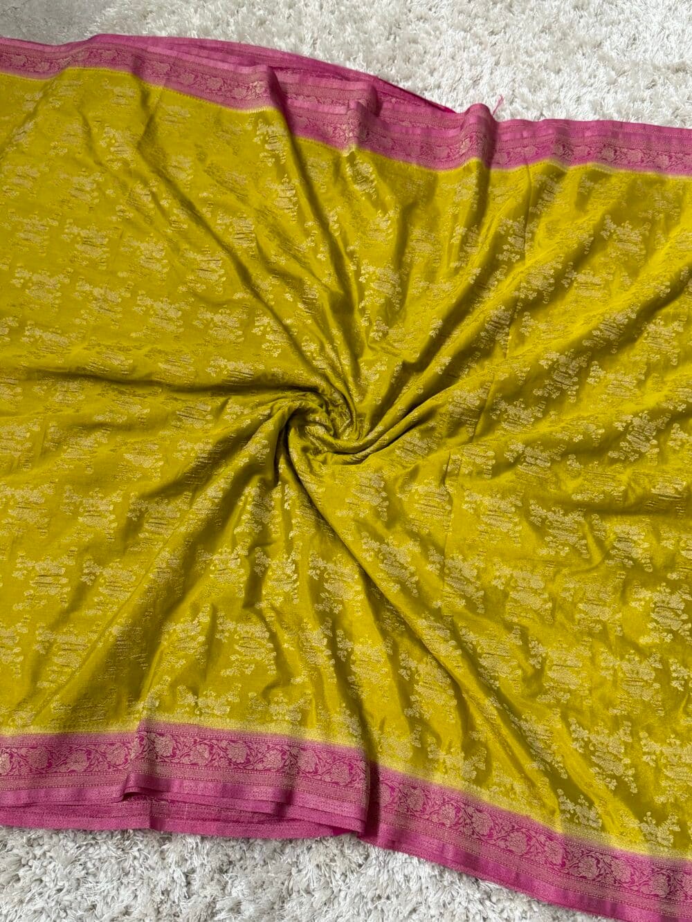 Georgette Silk Crushed Banarasi Saree - Mehendi Green With Pink Border - Image 4