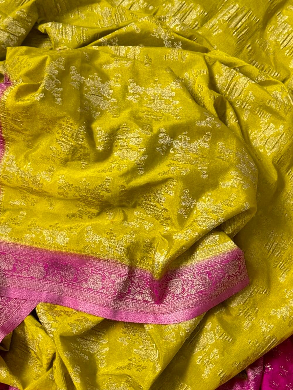 Georgette Silk Crushed Banarasi Saree - Mehendi Green With Pink Border - Image 3