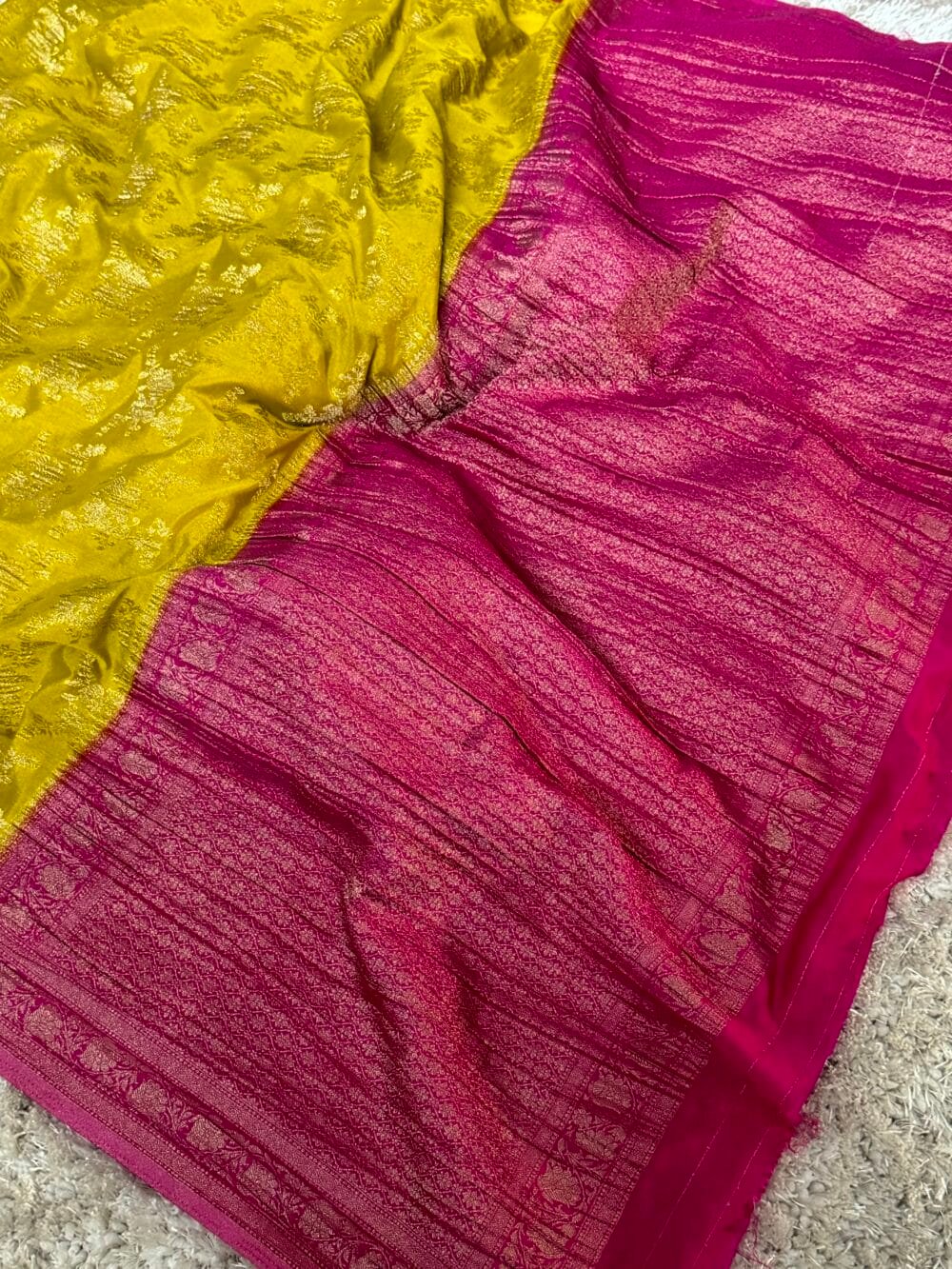 Georgette Silk Crushed Banarasi Saree - Mehendi Green With Pink Border - Image 7
