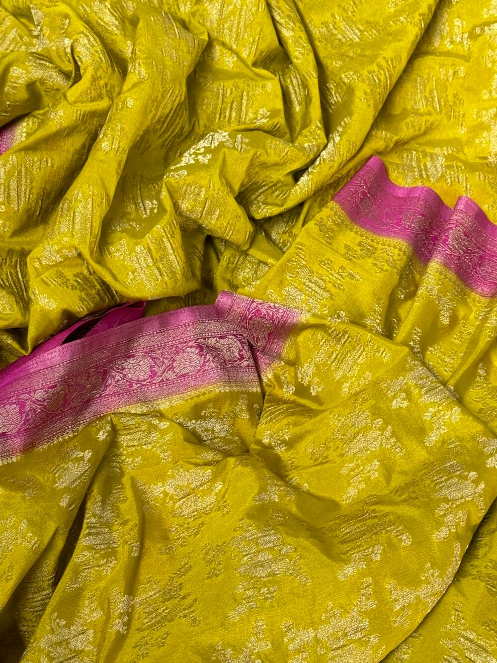Georgette Silk Crushed Banarasi Saree - Mehendi Green With Pink Border - Image 2
