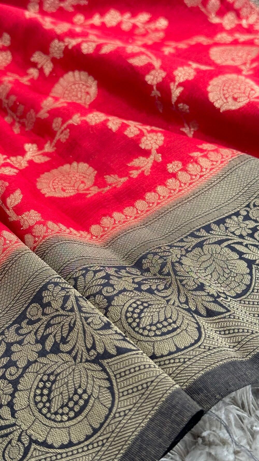 Pure Georgette Crepe Silk Banarasi Saree - Red with Black Border - Image 4
